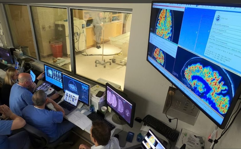 Scientists-in-an-MRI-control-area-plan-a-focused-ultrasound-treatment-at-the-WVU-RNI