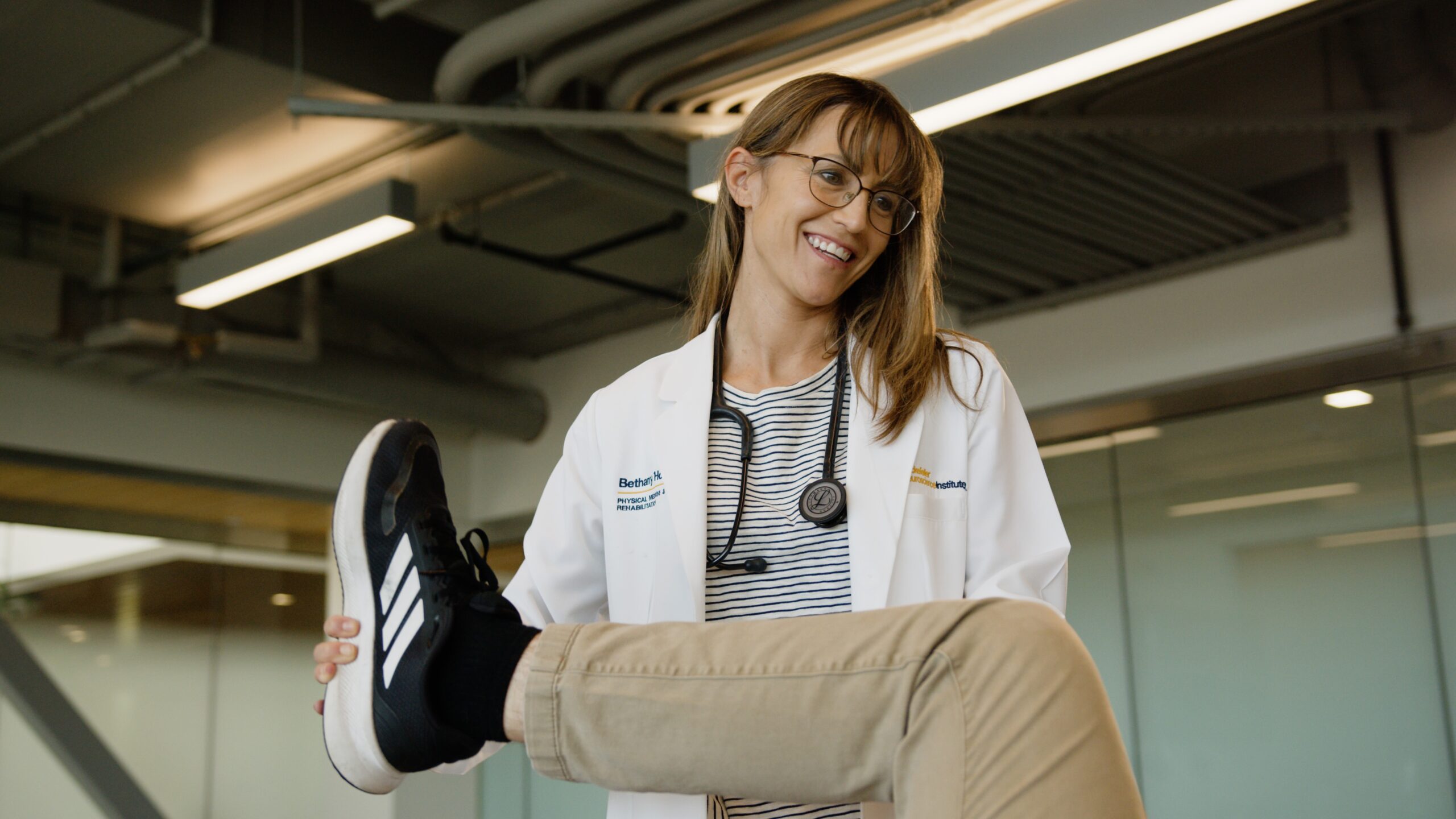 doctor bethany honce works with a patient in the Neuroperformance Innovation Center at the WVU Rockefeller Neuroscience Institute